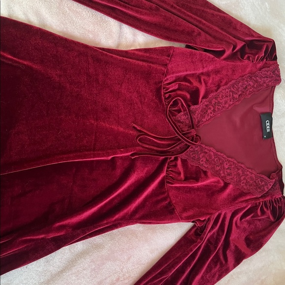 Elegant Red Velvet Dress with Lace Detail - Picture 1 of 3
